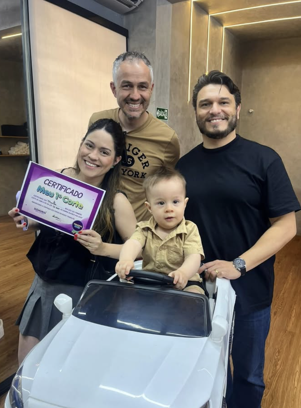 Família comemorando o primeiro corte do bebê na Hominis
