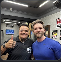 Cliente e barbeiro da Hominis em foto enviada por Nathalia LeBlanc