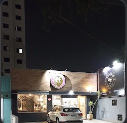 Fachada da Hominis à noite em foto enviada por Gabriel Amarante